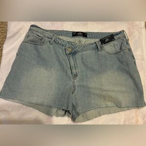 NWT Hollister mom short 35” waist, 3” inseam